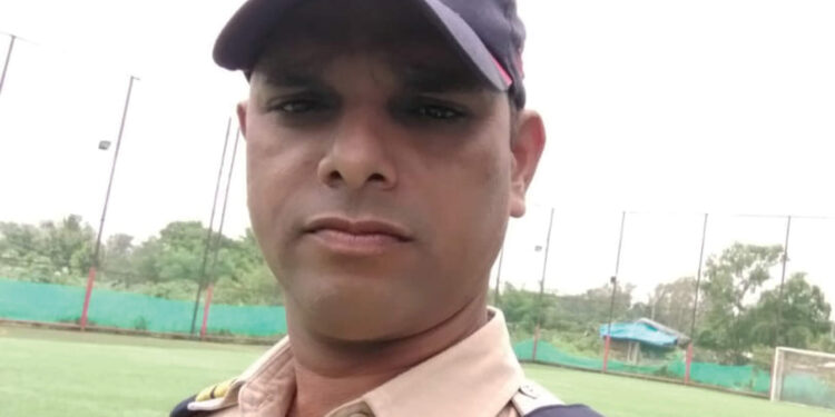 पाण्यात बुडणार्‍यांना पोलिसाने वाचविले