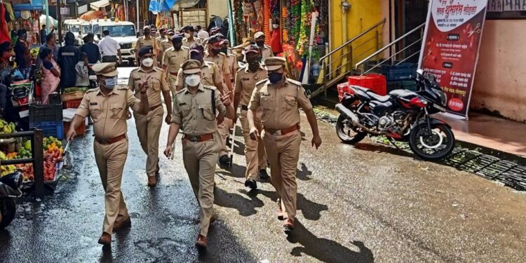 पोलादपूरमध्ये पोलिसांचा लाँगमार्च