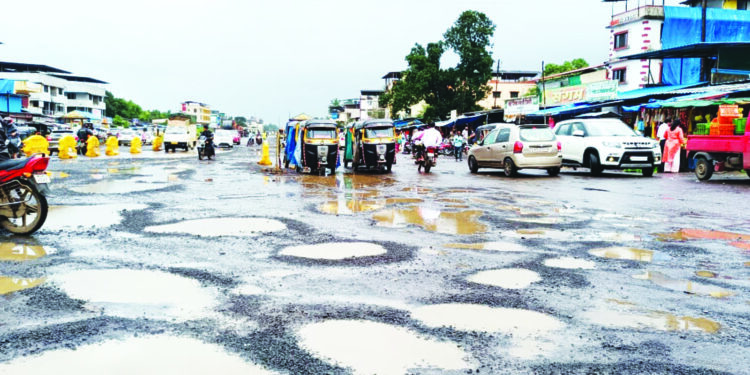 कोलाड नाक्यावरील खड्डे की रिंगण