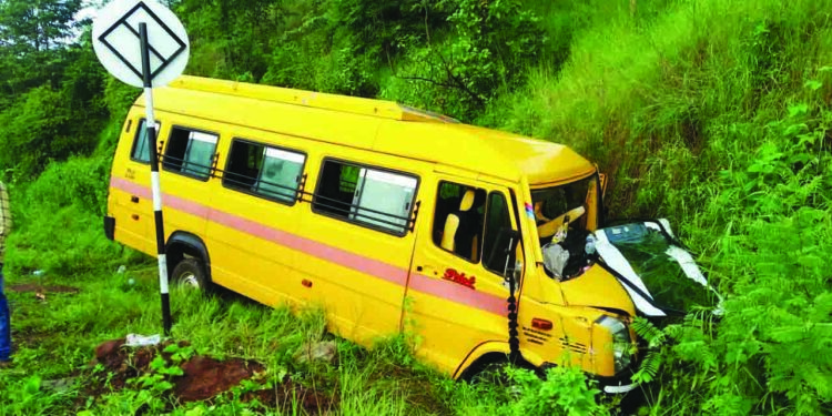 महाडजवळ टेम्पो ट्रॅव्हलचा अपघात