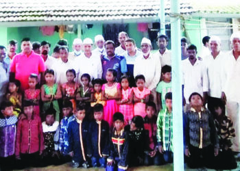 गणेशोत्सवात आदिवासी मुलांना कपडे वाटप