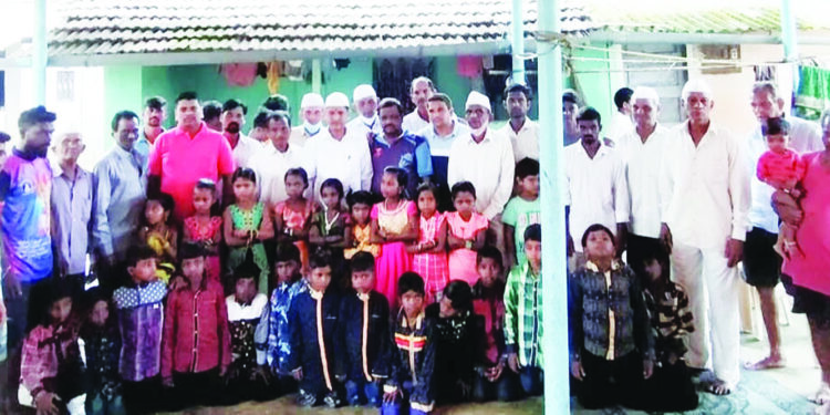 गणेशोत्सवात आदिवासी मुलांना कपडे वाटप