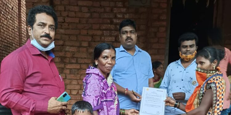 आदिवासी बांधवांना जातीच्या प्रमाणपत्राचे वाटप