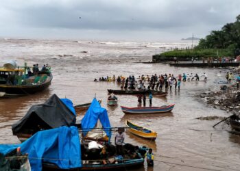 मुरुड मध्ये पावसाचा कहर एकाच रात्रीत दोन बोटीना जलसमाधी…