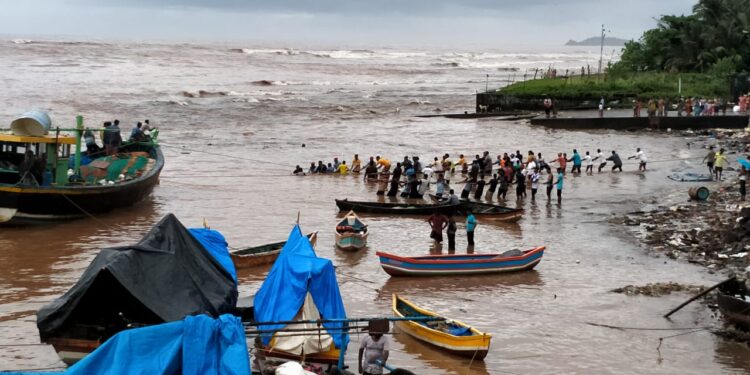 मुरुड मध्ये पावसाचा कहर एकाच रात्रीत दोन बोटीना जलसमाधी…