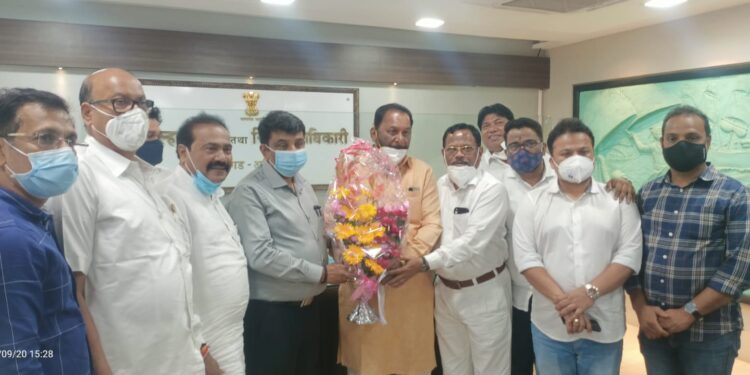 रायगडचे जिल्हाधिकारी कल्याणकर यांच्या समवेत महाविकास आघाडीच्या शिष्टमंडळाची बैठक