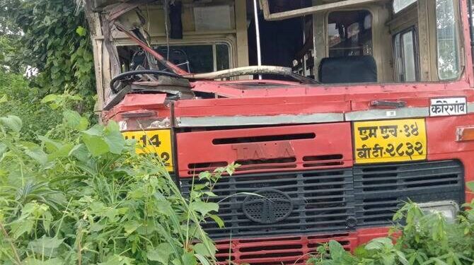 दोन बसेसचा विचित्र अपघात; 50 प्रवासी जखमी, सीसीटीव्हीमध्ये घटना कैद
