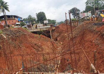 पोलादपूरमध्ये महामार्गावर लालमातीचा भराव