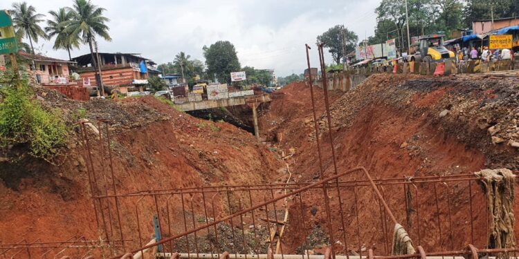 पोलादपूरमध्ये महामार्गावर लालमातीचा भराव