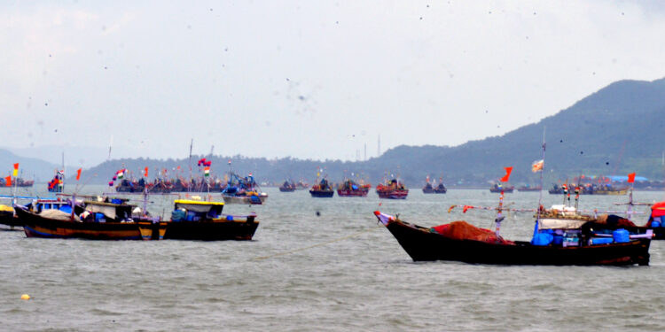 वादळामुळे शेकडो मच्छिमारी बोटी मुरुड किनारी