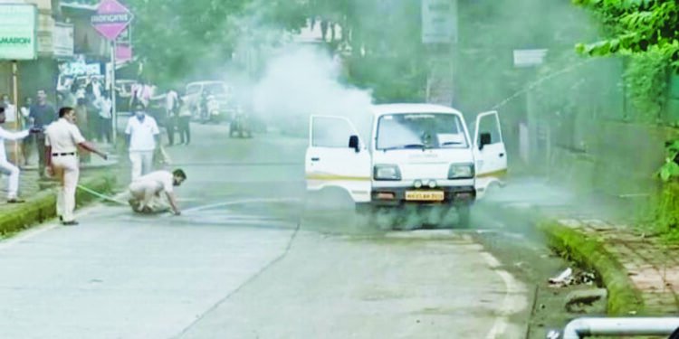 नेरळमध्ये सीएनजी कारला आग