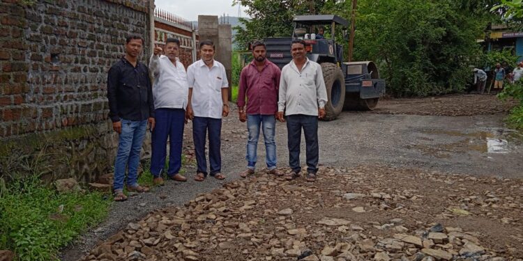 पी.पी.खारपाटील यांनी केली रस्त्यांची डागडुजी