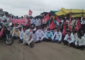 महागाई,कृषी, कामगार कायद्याच्या विरोधात केज मध्ये संयुक्त किसान कामगार मोर्चाच चक्काजाम आंदोलन