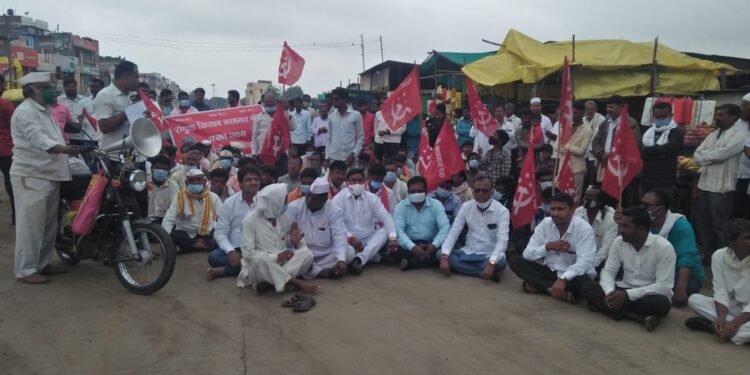 महागाई,कृषी, कामगार कायद्याच्या विरोधात केज मध्ये संयुक्त किसान कामगार मोर्चाच चक्काजाम आंदोलन