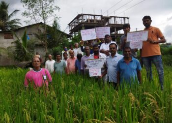 गडब येथे शेतकर्‍यांची निदर्शने