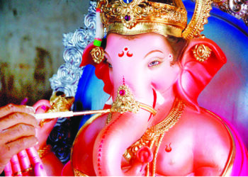 गणेश मुर्तीचे रंगकाम शेवटच्या टप्प्यात