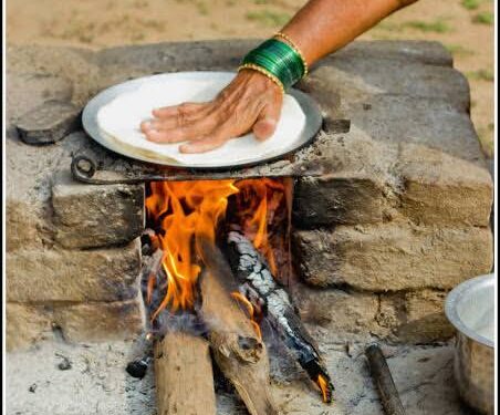गॅस दरवाढीने उज्ज्वलाच्या डोळ्यात धूर ; हाती पुन्हा फुंकणी