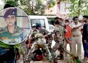 सैन्यातील एका जवानाला पोलीस कर्मचार्‍यांकडून अमानुषपणे मारहाण