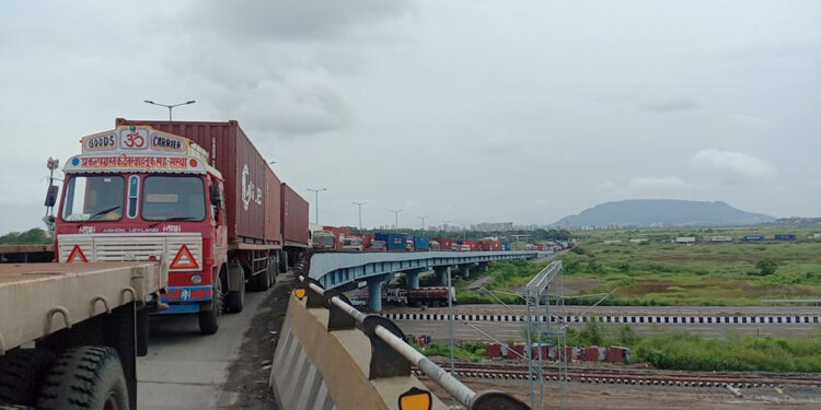 जेएनपीटी परिसरात वाहतूक कोंडी; वाहनचालक, प्रवाशांचे हाल