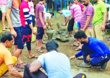 जय हनुमान मित्र मंडळाने स्वखर्चाने बुजविले गावातील खड्डे
