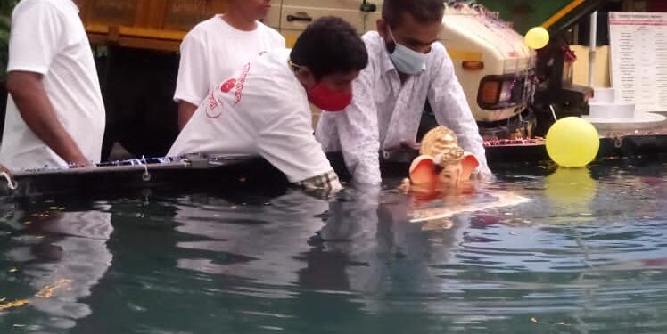 खालापूरमध्ये कृत्रिम तलावात गणेशमूर्तीचे विसर्जन
