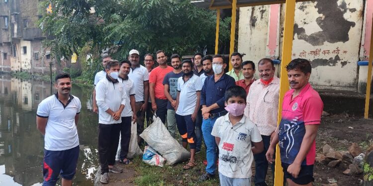 स्वच्छतेतून प्रतिष्ठानची ‘माणुसकी’; तलावातील निर्माल्याचे संकलन