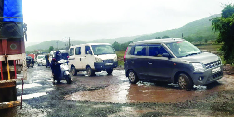 भाविकांच्या वाटेवर खड्ड्यांचे विघ्न