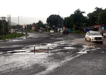 भाविकांच्या वाटेवर खड्ड्यांचे विघ्न