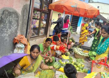 गौरी पूजन साहित्य खरेदीसाठी महिलांची लगबग