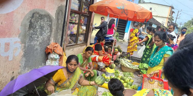 गौरी पूजन साहित्य खरेदीसाठी महिलांची लगबग