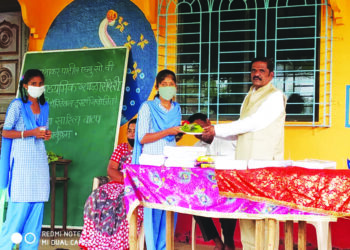 संदेरी पीएनपी शाळेला शैक्षणिक साहित्य वाटप