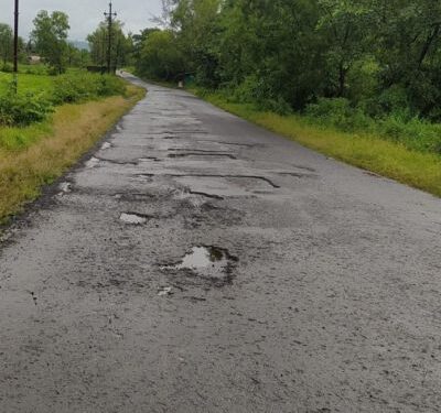 सावंतवाडी-मळेवाड मार्ग खड्डेमय