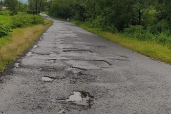 सावंतवाडी-मळेवाड मार्ग खड्डेमय