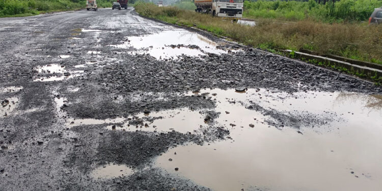 महामार्गावर चिखलच चिखल