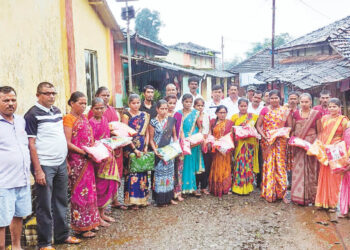 आदिवासी महिलांना साडी वाटप