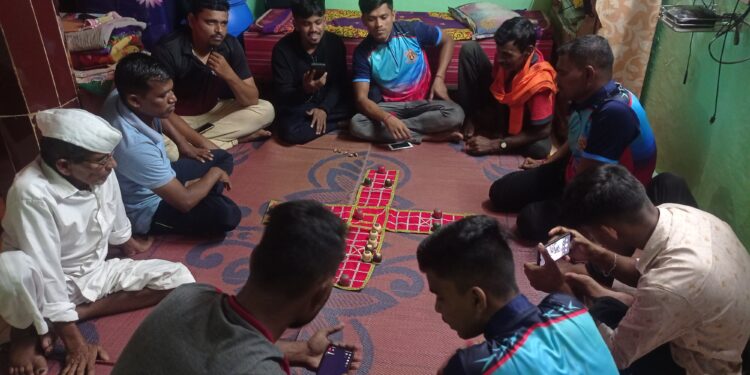 तरुणांनी जोपासला सारिपाटाचा खेळ