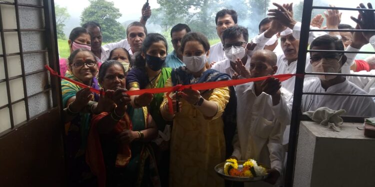 पोलादपूर तालुक्यातील धामणदिवी ग्रामपंचायत कार्यालयाचे उद्घाटन