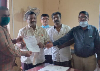 बसस्थानकातील खड्ड्यांबाबत आगारप्रमुखांना निवेदन