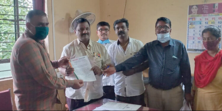 बसस्थानकातील खड्ड्यांबाबत आगारप्रमुखांना निवेदन