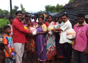 वाढदिवसानिमित्त जीवनावश्यक वस्तूंचे वाटप