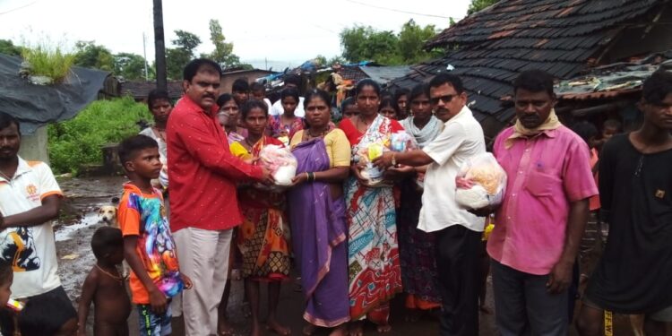 वाढदिवसानिमित्त जीवनावश्यक वस्तूंचे वाटप