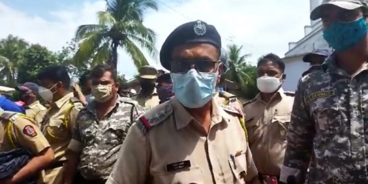 दलालांच्या सेवेसाठी शासकीय अधिकारी, पोलिसांचा फौजफाटा…पहा लाजिरवाणा व्हिडिओ