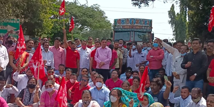 कोन सावळे रस्त्यासाठी शेकाप चे रास्ता रोको आंदोलन