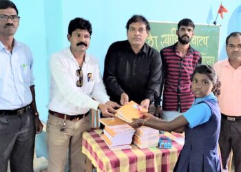 वाढदिवसानिमित्त विद्यार्थ्यांना शालेय वस्तूंचे वाटप