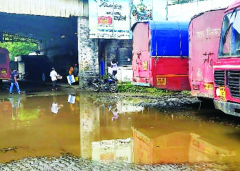 पेण व रामवाडी एसटी स्थानकात खड्ड्यांचे साम्राज्य