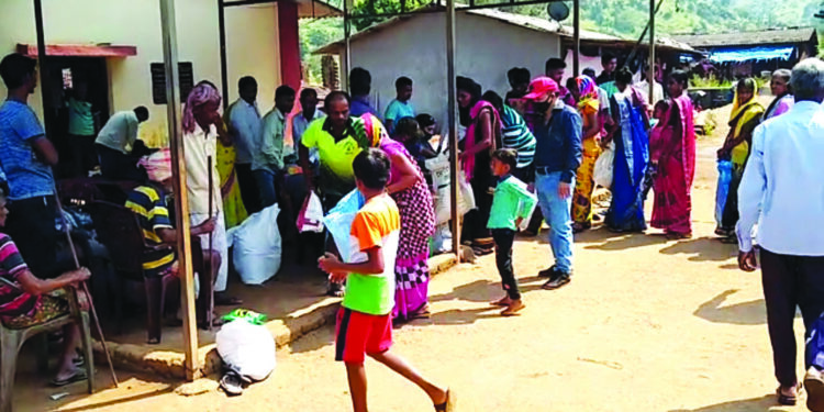 धोदाणी भागातील आदिवासींना धान्य वाटप