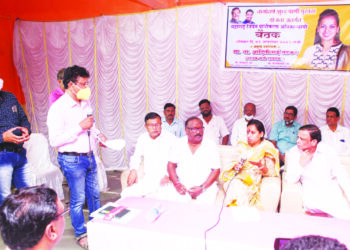 पालकमंत्र्यांची अधिकार्‍यांना तंबी