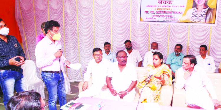 पालकमंत्र्यांची अधिकार्‍यांना तंबी