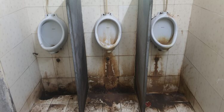 शासकीय कार्यालयांना स्वच्छतेचे वावडे