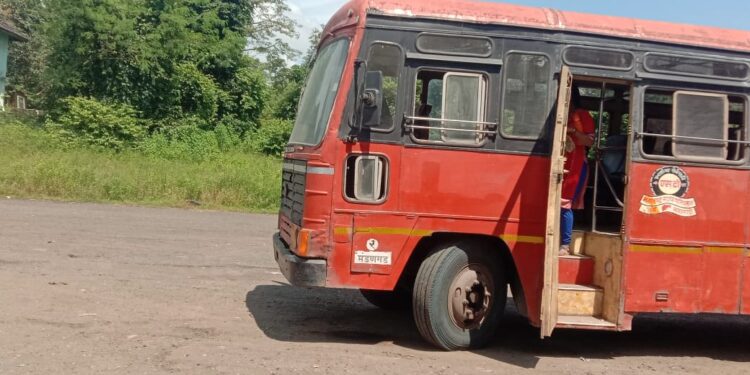 बसस्थानकाला गतिरोधकाचा अडथळा